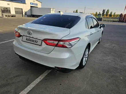 Toyota Camry 2018 года за 12 300 000 тг. в Уральск – фото 3