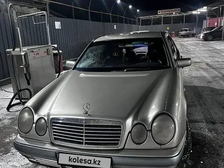 Mercedes-Benz E 320 1998 года за 2 999 999 тг. в Алматы – фото 2