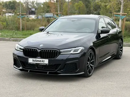 BMW 530 2022 года за 26 000 000 тг. в Алматы – фото 40