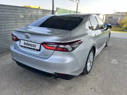 Toyota Camry 2022 года за 15 700 000 тг. в Аксай – фото 3