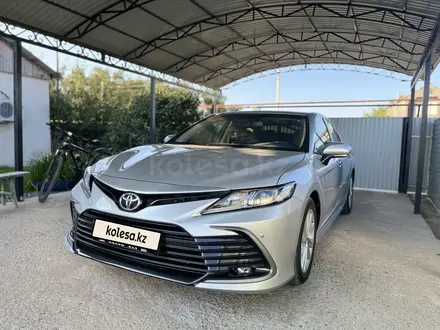 Toyota Camry 2022 года за 15 700 000 тг. в Аксай – фото 2