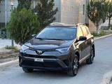 Toyota RAV4 2017 года за 8 000 000 тг. в Жанаозен – фото 2