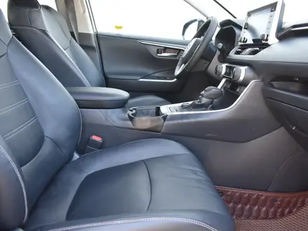 Toyota RAV4 2020 года за 13 100 000 тг. в Атырау – фото 14