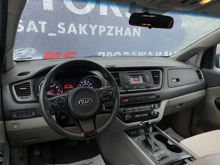 Kia Carnival 2015 года за 12 990 000 тг. в Актобе – фото 7