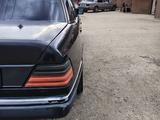 Mercedes-Benz E 200 1992 года за 850 000 тг. в Жезказган – фото 2