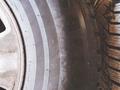Комплект зимней резины с шипами, с дисками за 200 000 тг. в Актобе – фото 6