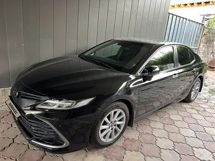 Toyota Camry 2021 года за 16 950 000 тг. в Алматы – фото 2