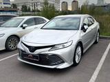 Toyota Camry 2020 года за 14 250 000 тг. в Астана – фото 2