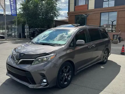 Toyota Sienna 2015 года за 10 500 000 тг. в Атырау