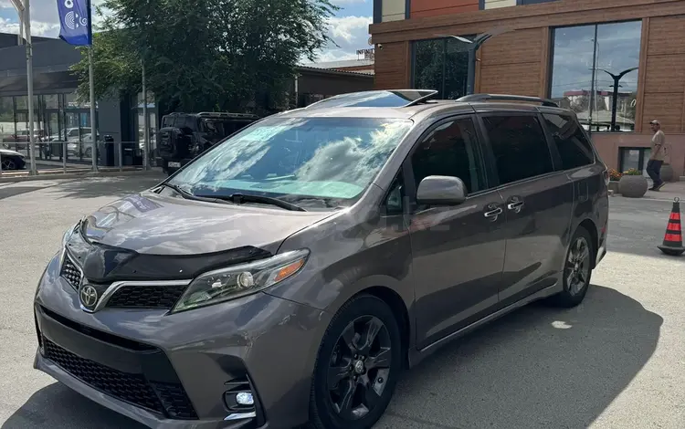 Toyota Sienna 2015 годаүшін10 500 000 тг. в Атырау