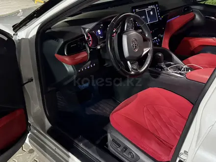 Toyota Camry 2022 года за 18 200 000 тг. в Актау