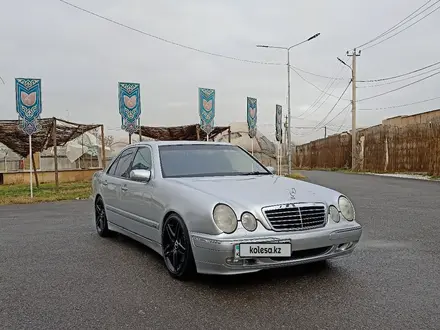 Mercedes-Benz E 500 2001 года за 5 800 000 тг. в Шымкент – фото 2