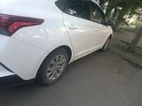Hyundai Accent 2021 года за 6 300 000 тг. в Актобе – фото 2