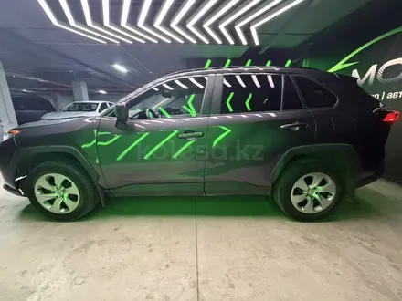 Toyota RAV4 2020 года за 11 800 000 тг. в Астана – фото 3