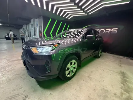 Toyota RAV4 2020 года за 11 800 000 тг. в Астана – фото 2