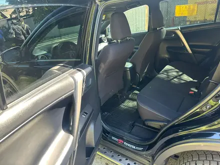 Toyota RAV4 2018 года за 9 800 000 тг. в Алматы – фото 2