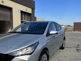 Hyundai Solaris 2021 года за 8 100 000 тг. в Атырау – фото 2