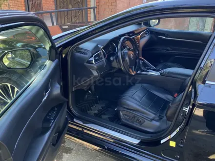 Toyota Camry 2018 года за 9 950 000 тг. в Актобе – фото 2