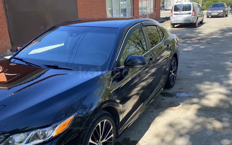 Toyota Camry 2018 года за 9 950 000 тг. в Актобе
