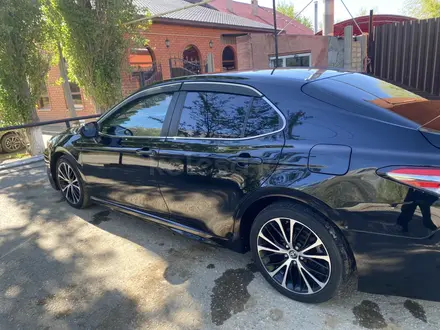 Toyota Camry 2018 года за 9 950 000 тг. в Актобе – фото 6