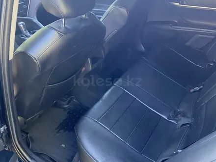 Toyota Camry 2018 года за 9 950 000 тг. в Актобе – фото 5