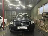 Volkswagen Touareg 2005 года за 2 800 000 тг. в Актобе – фото 4