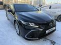 Toyota Camry 2021 года за 14 590 000 тг. в Астана – фото 2