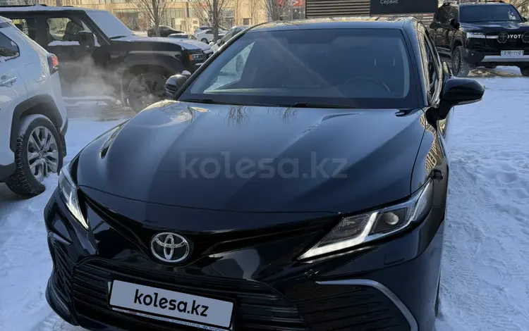Toyota Camry 2021 года за 14 590 000 тг. в Астана