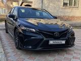 Toyota Camry 2021 года за 12 500 000 тг. в Алматы – фото 2