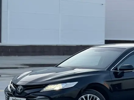 Toyota Camry 2019 года за 15 500 000 тг. в Караганда – фото 2