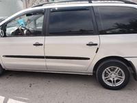 Volkswagen Sharan 1998 годаүшін2 200 000 тг. в Тараз