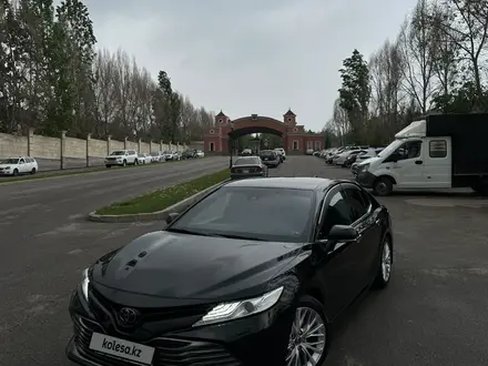 Toyota Camry 2018 года за 14 700 000 тг. в Алматы
