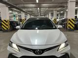 Toyota Camry 2022 года за 14 800 000 тг. в Алматы – фото 2