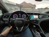 Toyota Camry 2022 года за 9 350 000 тг. в Алматы – фото 2