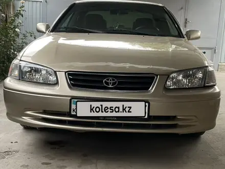 Toyota Camry 2000 года за 3 100 000 тг. в Шымкент – фото 2