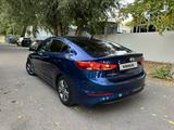 Hyundai Elantra 2018 годаfor4 700 000 тг. в Уральск – фото 2