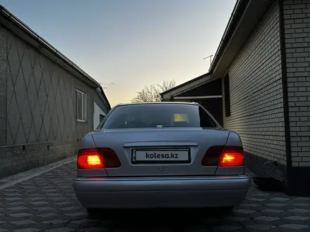 Mercedes-Benz E 320 1996 года за 2 600 000 тг. в Алматы – фото 25