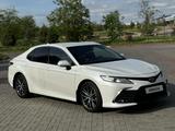 Toyota Camry 2021 года за 17 500 000 тг. в Талдыкорган – фото 2