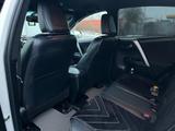 Toyota RAV4 2017 года за 12 800 000 тг. в Актобе – фото 2