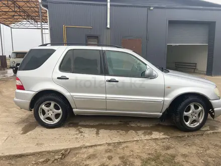 Mercedes-Benz ML 320 1999 года за 2 000 000 тг. в Атырау – фото 2