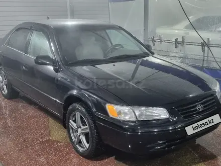 Toyota Camry 1998 года за 3 500 000 тг. в Павлодар – фото 2