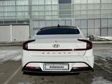 Hyundai Sonata 2023 года за 13 000 000 тг. в Атырау – фото 4