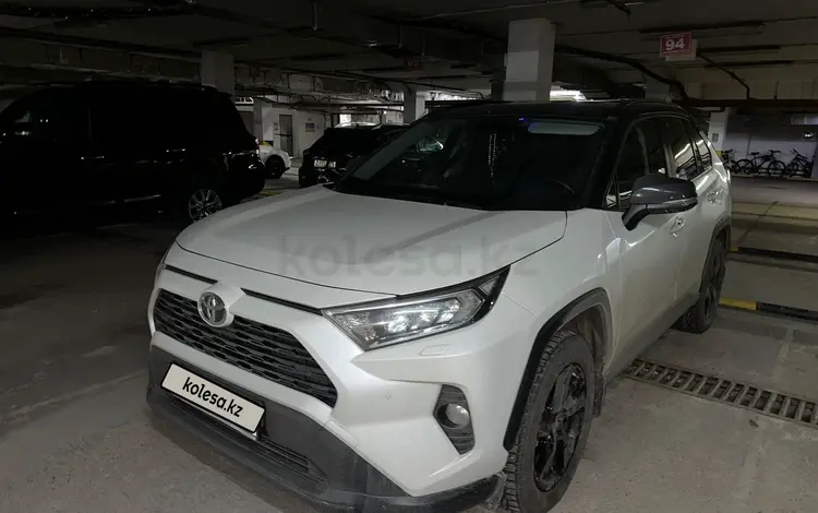 Toyota RAV4 2021 года за 19 100 000 тг. в Астана