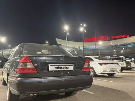 Mercedes-Benz C 280 1995 года за 1 800 000 тг. в Алматы – фото 2