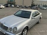 Mercedes-Benz E 230 1997 года за 2 650 000 тг. в Караганда – фото 2