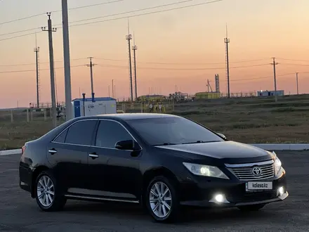 Toyota Camry 2014 года за 9 800 000 тг. в Актобе – фото 11