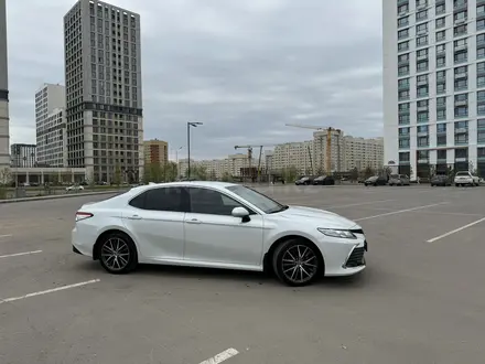 Toyota Camry 2021 года за 17 800 000 тг. в Астана – фото 2