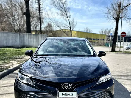Toyota Camry 2018 года за 9 500 000 тг. в Алматы – фото 3