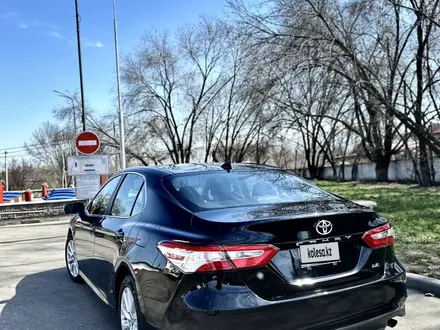 Toyota Camry 2018 года за 9 500 000 тг. в Алматы – фото 8