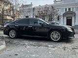 Toyota Camry 2021 годаүшін13 600 000 тг. в Семей – фото 4